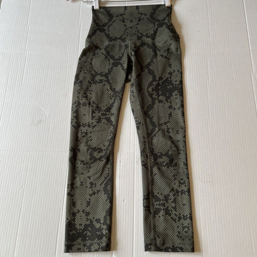 Lululemon Size 2 Army Green Black Snake Print Crop Leggings EXCELLENT - Picture 3 of 11